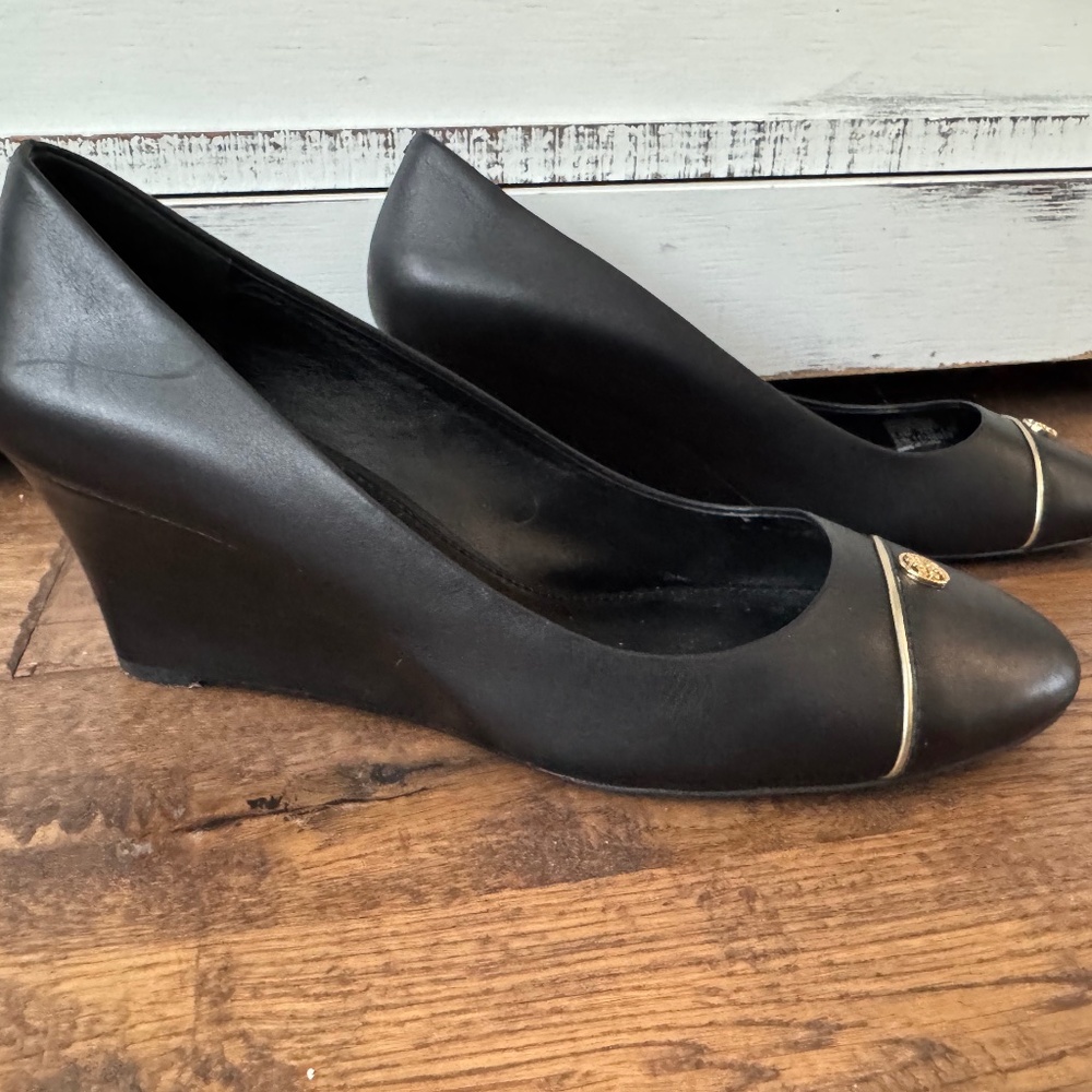 Tory Burch Tiffy Black Leather Wedge Pumps Gold Logo Cap Toe‎ Women's Size 8.5 - Picture 2 of 6